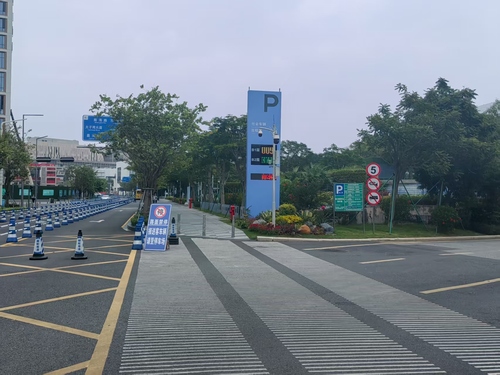 深圳南山区蛇口游轮停车场精神堡垒