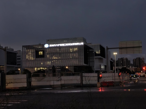 深圳大铲湾集团幕墙楼顶发光字