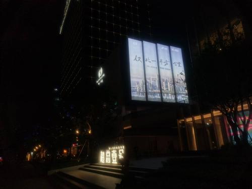 2018年弧形灯箱广告位